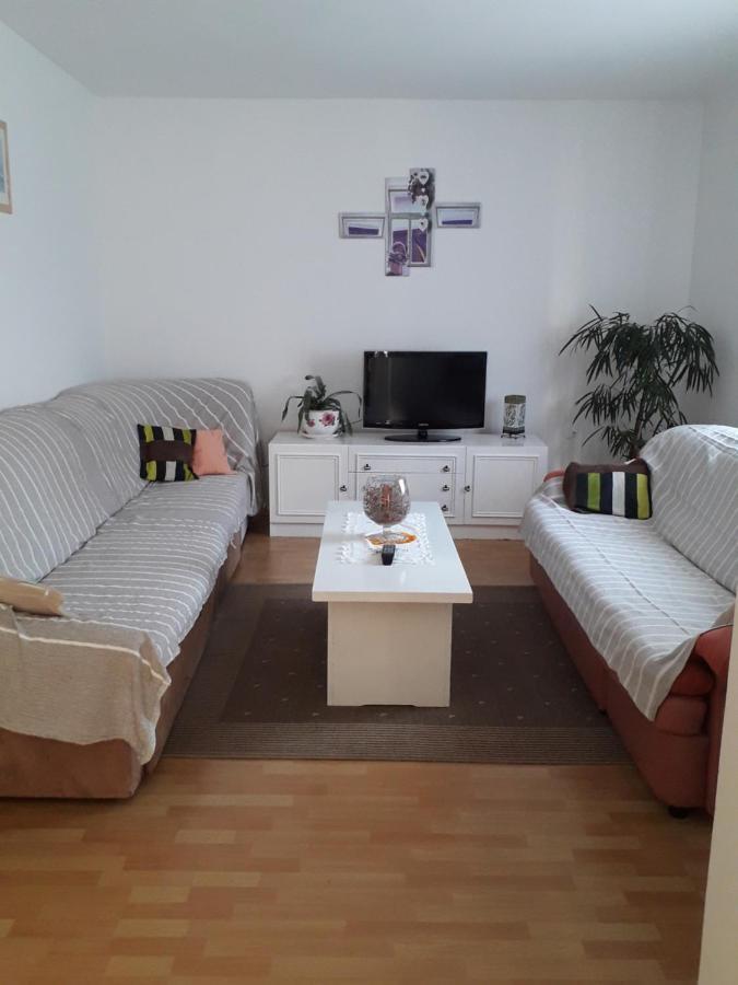 Loni Apartman *